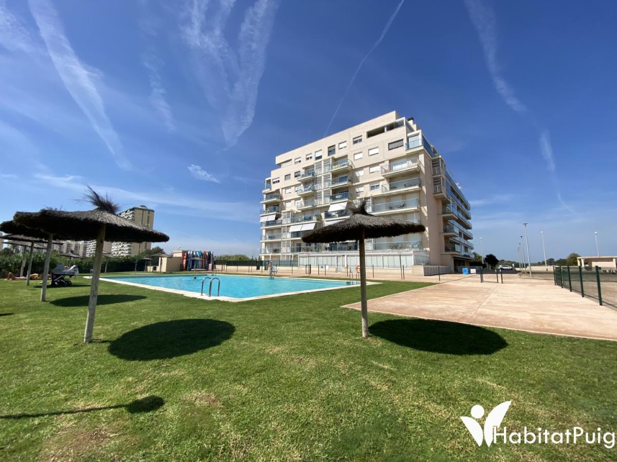 EXCELENTE APARTAMENTO JUNTO AL MAR CON PISCINA COMUNITARIA