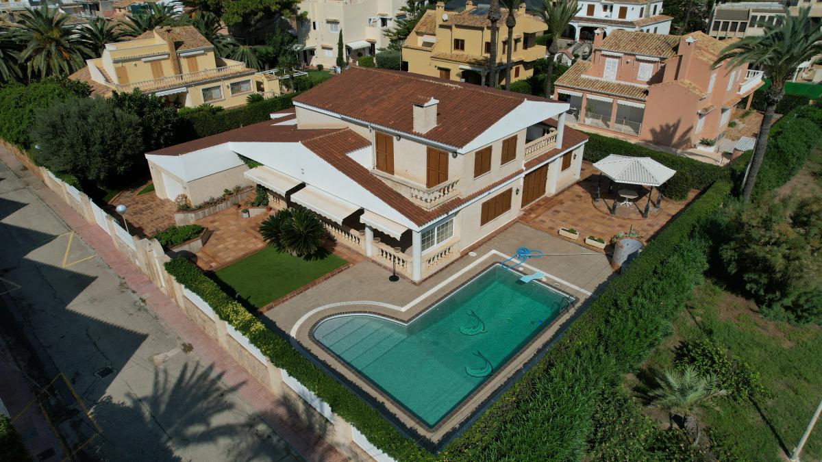 Espectacular chalet frente al mar