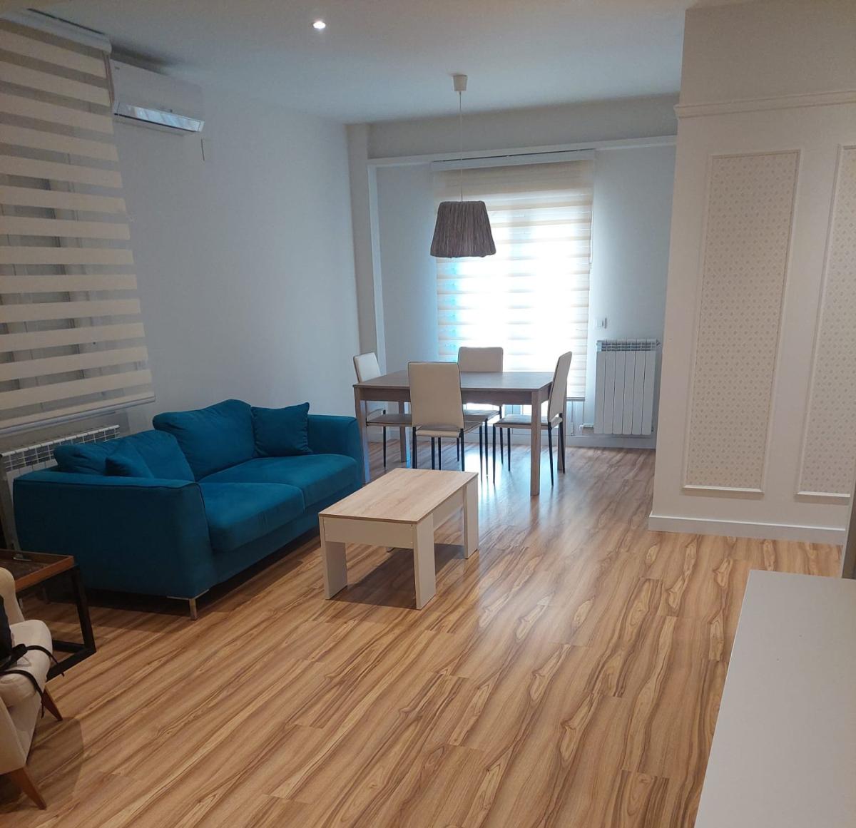 Moderno piso reformado con cocina abierta y acabados de calidad