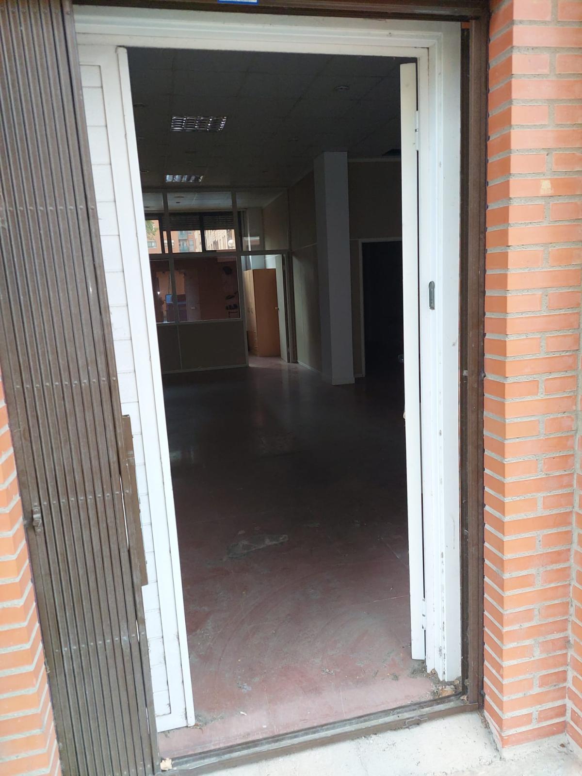 Amplio local comercial/oficina con múltiples estancias y acceso a pie de calle